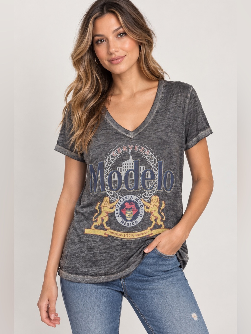Lucky Brand Gray Graphic V-Neck Graphoc Tee - Modelo Print